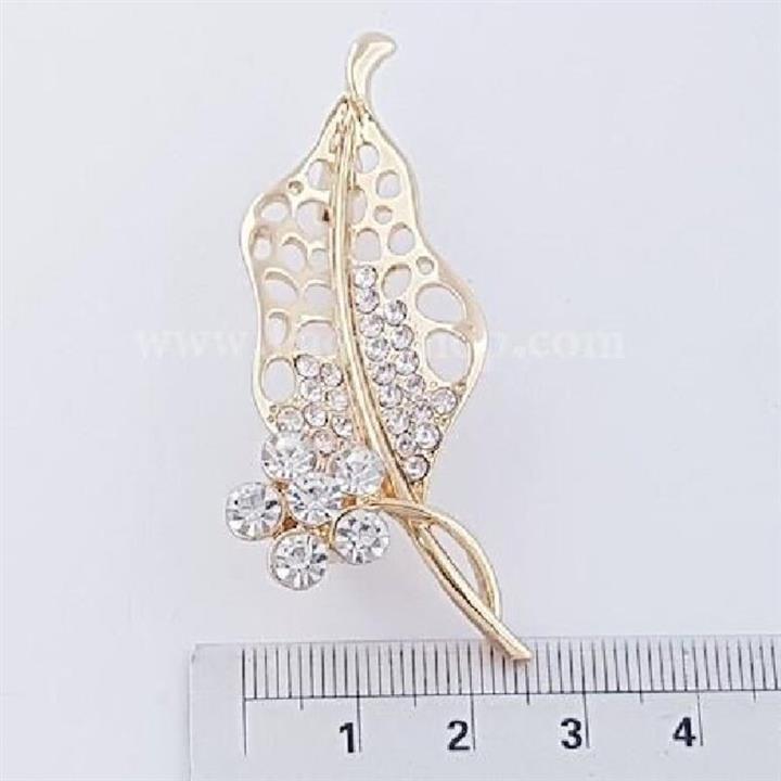 گل سینه برگ و گل نگین طلایی